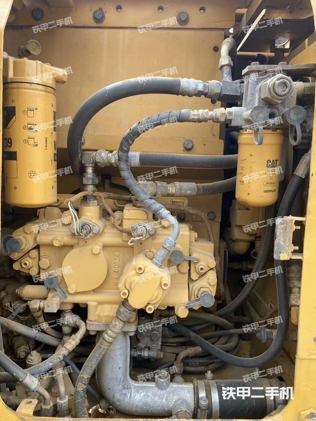 液壓泵艙室正面整體（整機外觀）