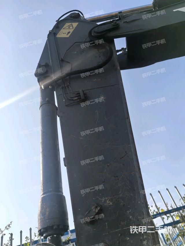 大臂油缸整体 竖拍（工作和回转装置）