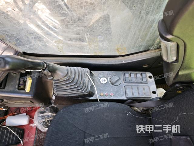 座椅左侧控制台/音响/含左手柄（驾驶室部分）