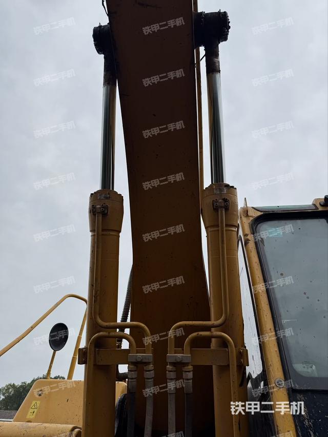 大臂油缸整体 竖拍（工作和回转装置）