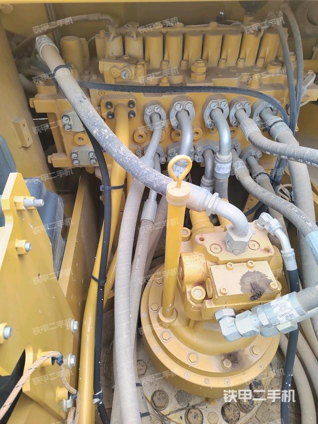 回轉(zhuǎn)馬達(dá)和主控閥（整機(jī)外觀）