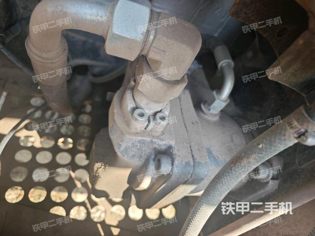 液压泵舱室正面整体（整机外观）