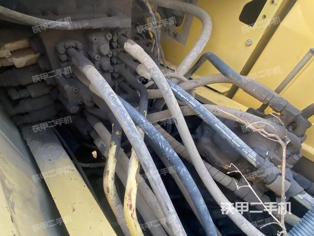 回轉(zhuǎn)馬達(dá)和主控閥（整機(jī)外觀）