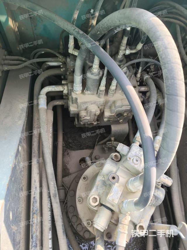 回轉(zhuǎn)馬達(dá)和主控閥（整機(jī)外觀）