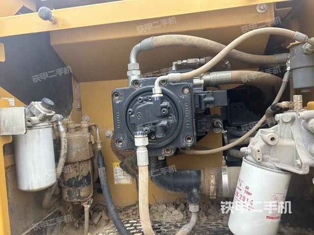 液压泵舱室正面整体（整机外观）