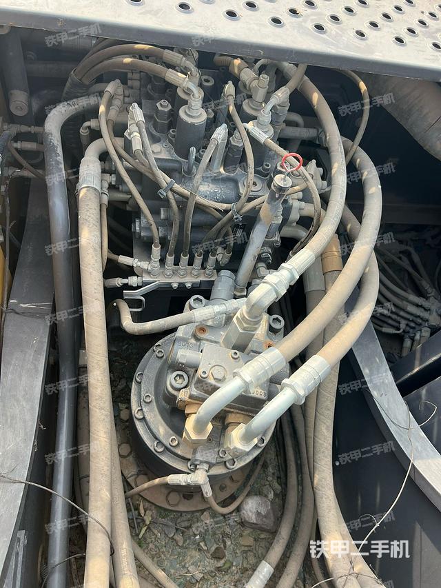 回轉(zhuǎn)馬達(dá)和主控閥（整機(jī)外觀）