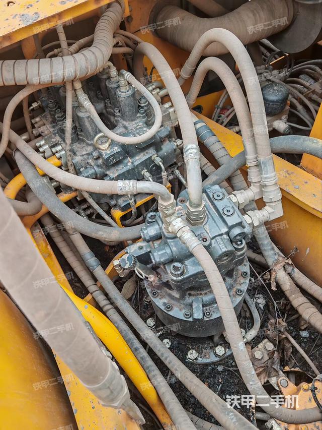 回转马达和主控阀（整机外观）