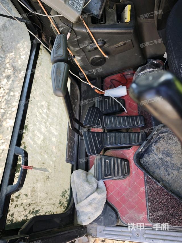 行走控制手柄和踏板 俯拍（驾驶室部分）