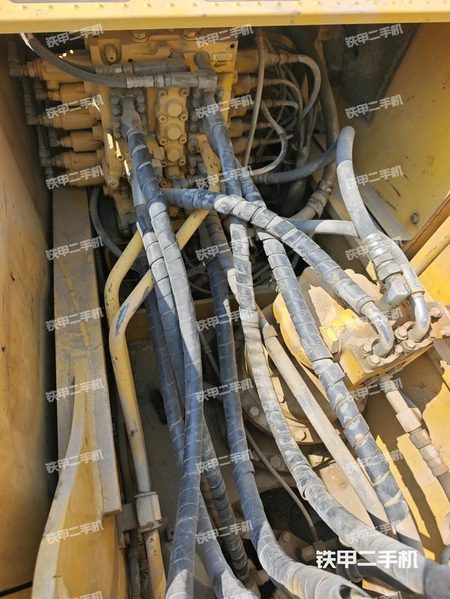 回转马达和主控阀（整机外观）