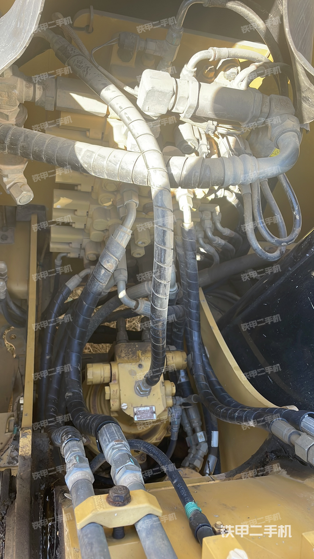 回转马达和主控阀（整机外观）