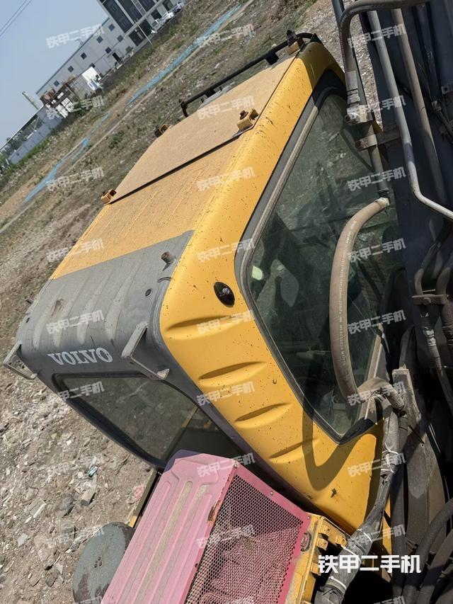 駕駛室頂部（整機外觀）