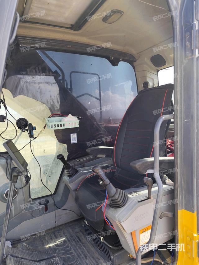 駕駛室整體（整機外觀）