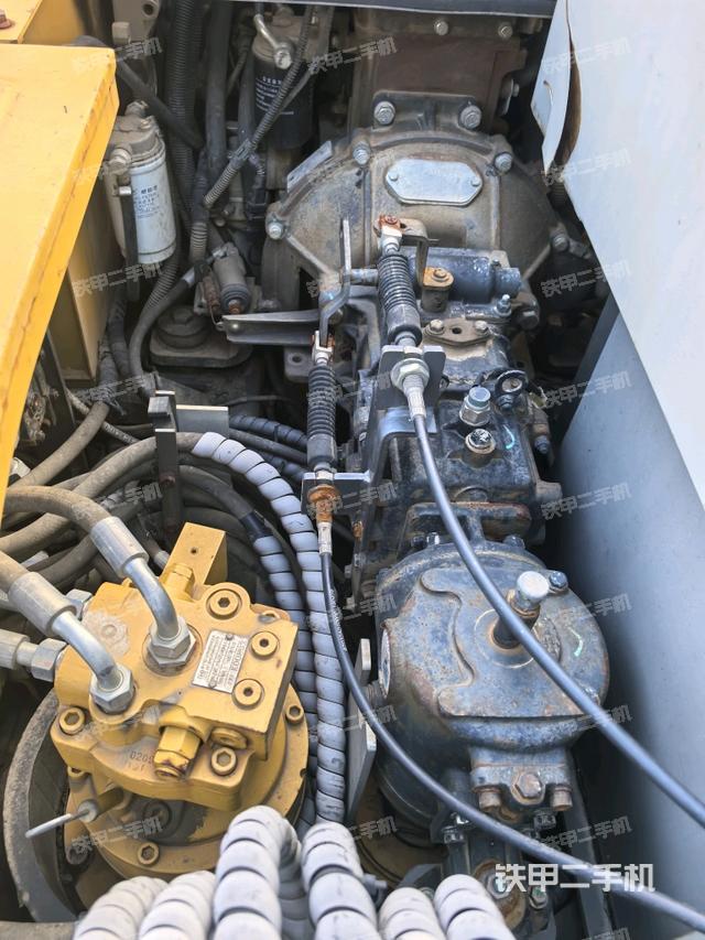 液压泵舱室正面整体（整机外观）