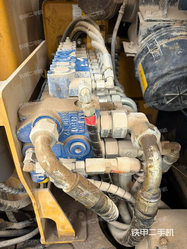 回轉(zhuǎn)馬達(dá)和主控閥（整機(jī)外觀）