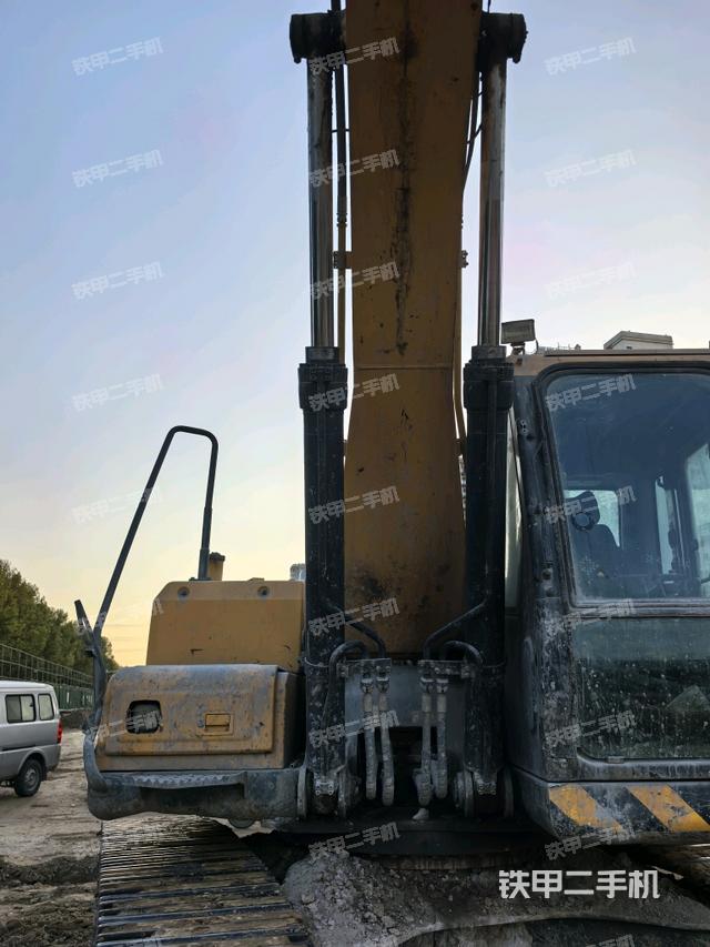 大臂油缸整体 竖拍（工作和回转装置）