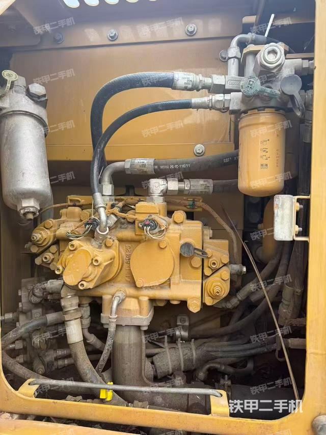 液压泵舱室正面整体（整机外观）