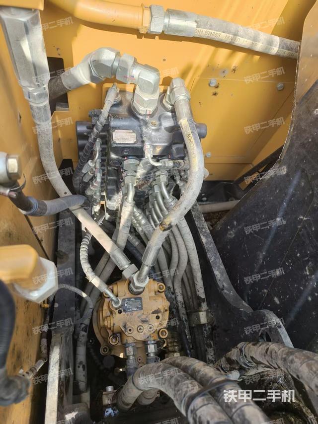 回转马达和主控阀（整机外观）