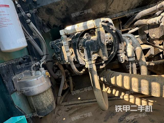 液压泵舱室正面整体（整机外观）