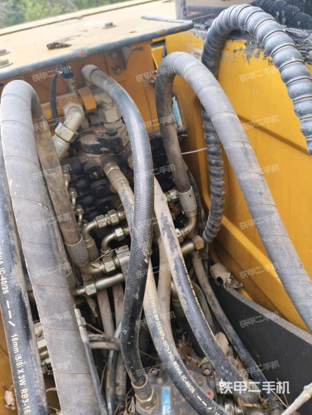 回转马达和主控阀（整机外观）