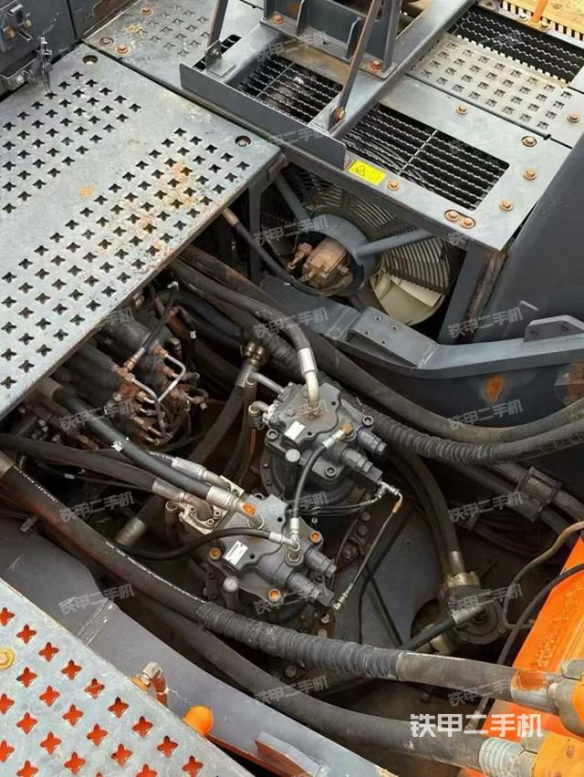 回转马达和主控阀（整机外观）