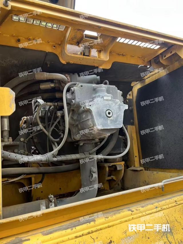 液压泵舱室正面整体（整机外观）