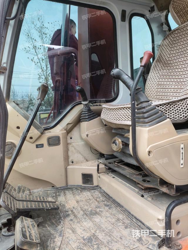 駕駛室頂部（整機外觀）