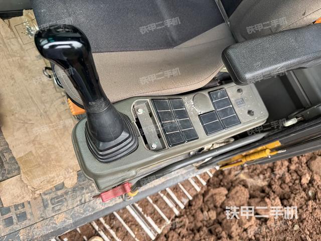 座椅左侧控制台/音响/含左手柄（驾驶室部分）