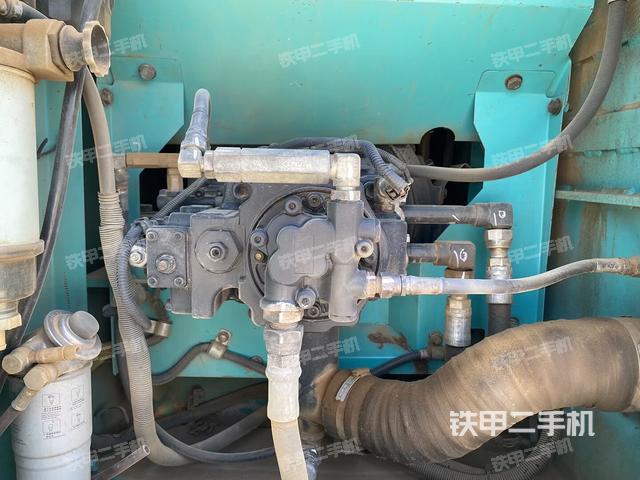 液壓泵艙室正面整體（整機外觀）