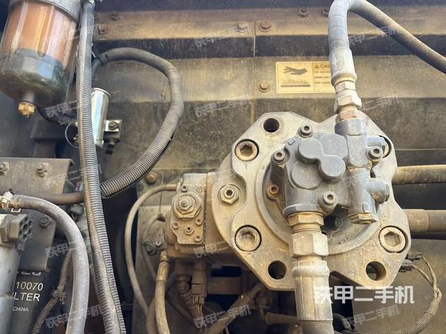 液压泵舱室正面整体（整机外观）