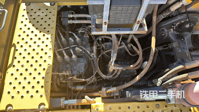 回转马达和主控阀（整机外观）