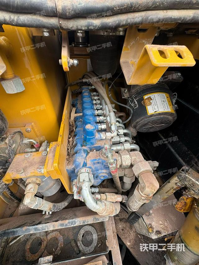 回转马达和主控阀（整机外观）