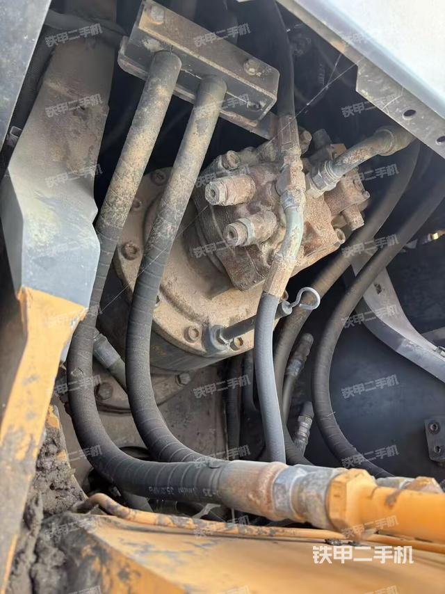 回转马达和主控阀（整机外观）