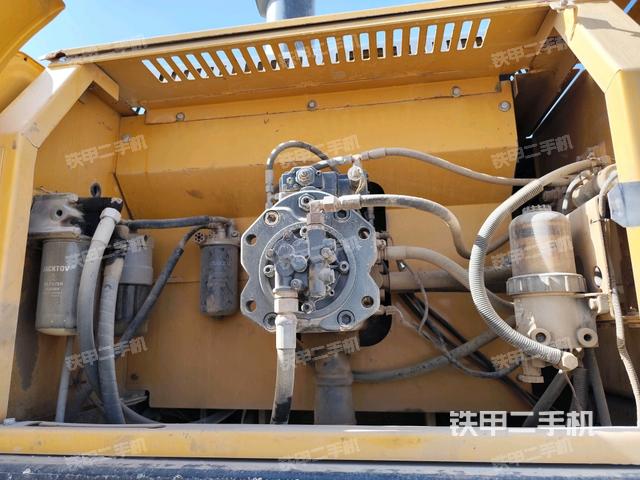 液壓泵艙室正面整體（整機外觀）