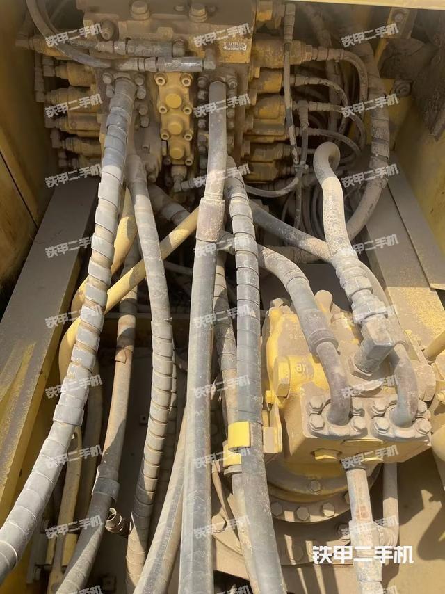 回轉(zhuǎn)馬達(dá)和主控閥（整機(jī)外觀）