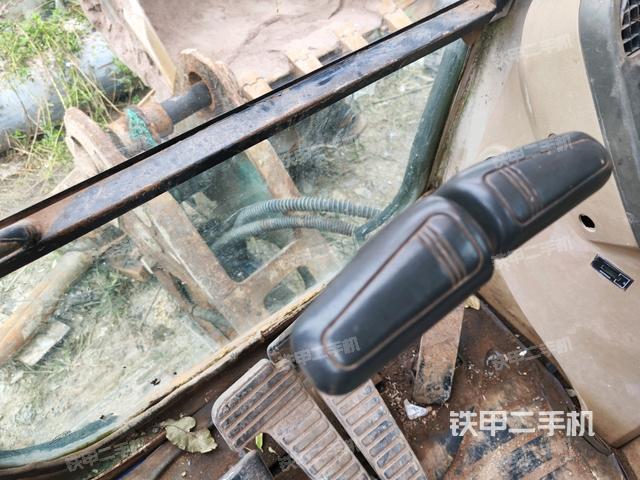 行走控制手柄和踏板?俯拍（駕駛室部分）