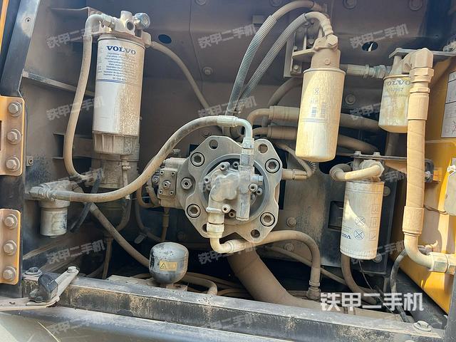 液壓泵艙室正面整體（整機(jī)外觀）