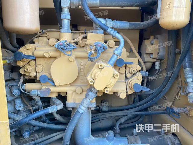 液压泵舱室正面整体（整机外观）