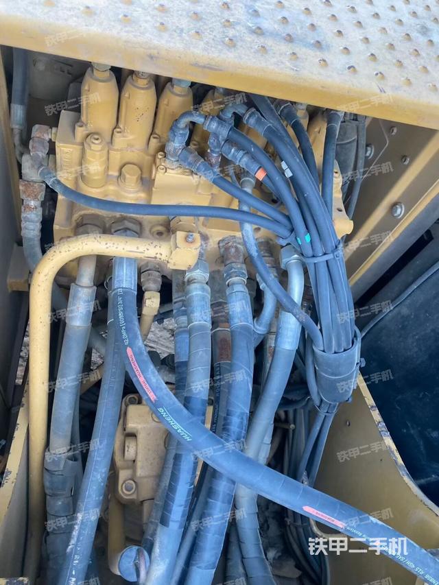 回转马达和主控阀（整机外观）