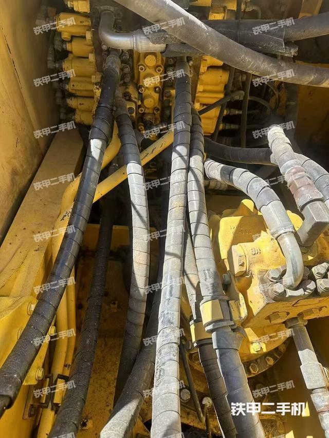 回转马达和主控阀（整机外观）