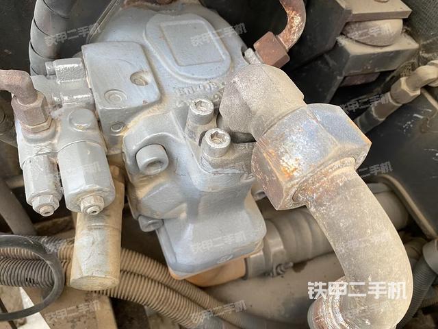 液壓泵艙室正面整體（整機外觀）