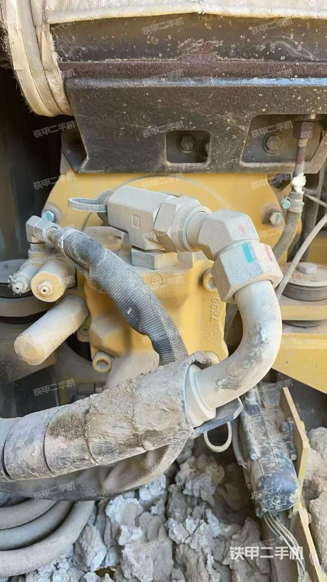 液压泵舱室正面整体（整机外观）