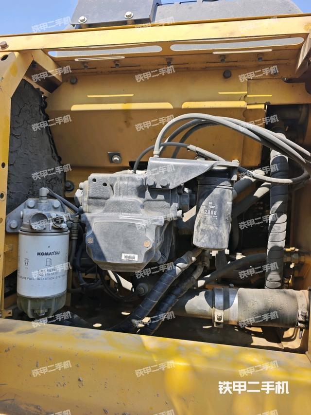 液压泵舱室正面整体（整机外观）