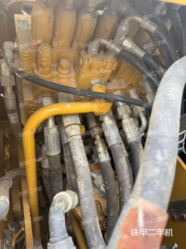 回转马达和主控阀（整机外观）