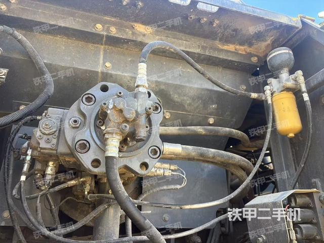 液压泵舱室正面整体（整机外观）