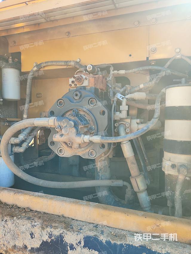 液压泵舱室正面整体（整机外观）