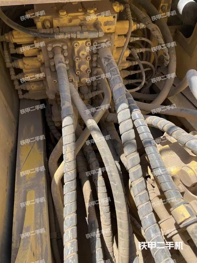 回转马达和主控阀（整机外观）