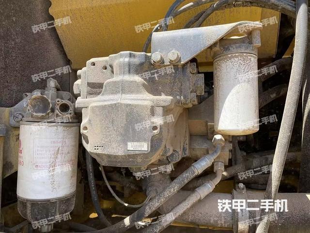 液压泵舱室正面整体（整机外观）