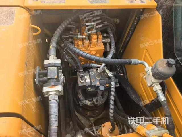 回轉(zhuǎn)馬達(dá)和主控閥（整機(jī)外觀）