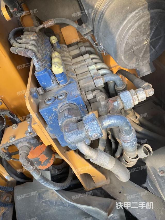 回轉(zhuǎn)馬達和主控閥（整機外觀）