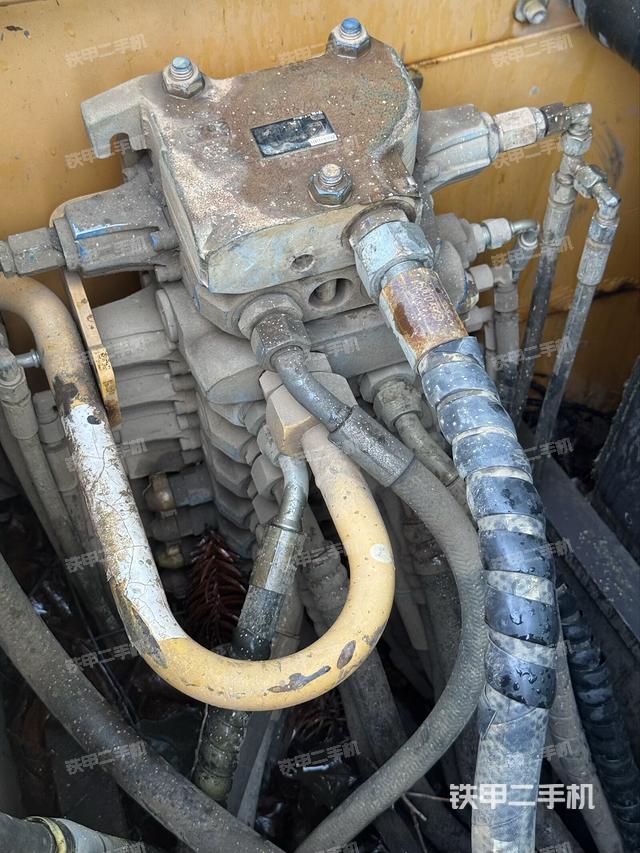 回转马达和主控阀（整机外观）